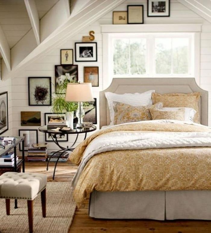 vindsarrangemang, vit läsning, vita och gula sängkläder, blommönster, beige matta, sängbord i metall och glas, fotoväggdekoration, vit väggfärg