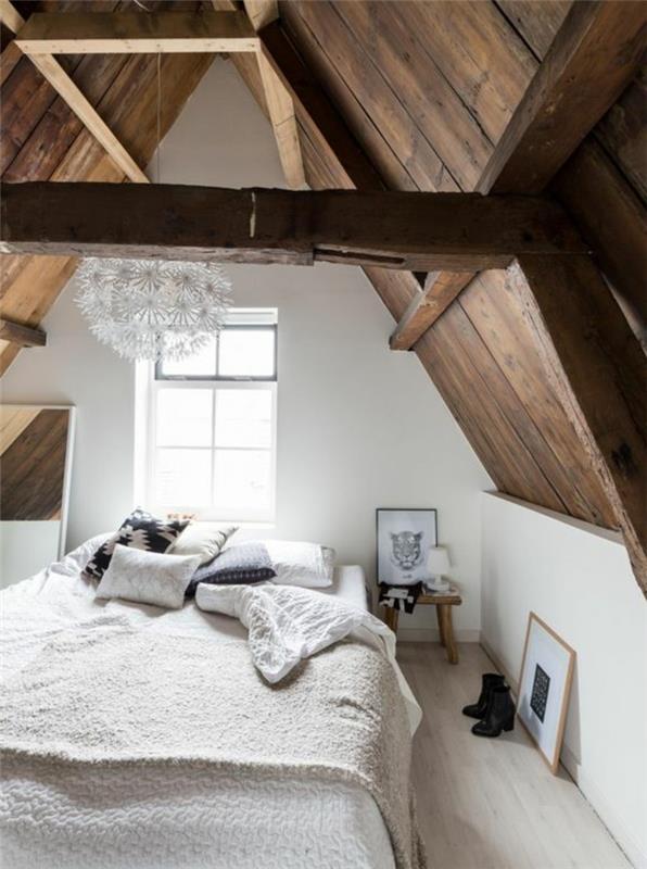 vindsovrum, vindsvåning omvandlat till sovrum i skandinavisk stil, vita sängkläder, spegel, svartvita kuddar, hängande dekoration, trätak