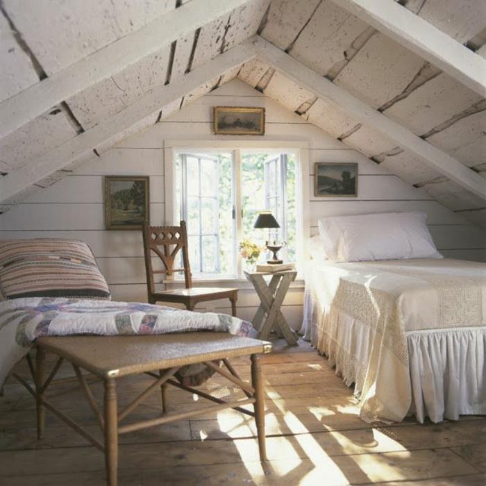 vindsplan, parkett i rått trä, plankor, vita sängar och vita sängkläder, vit panel, trämöbler, vitt trätak