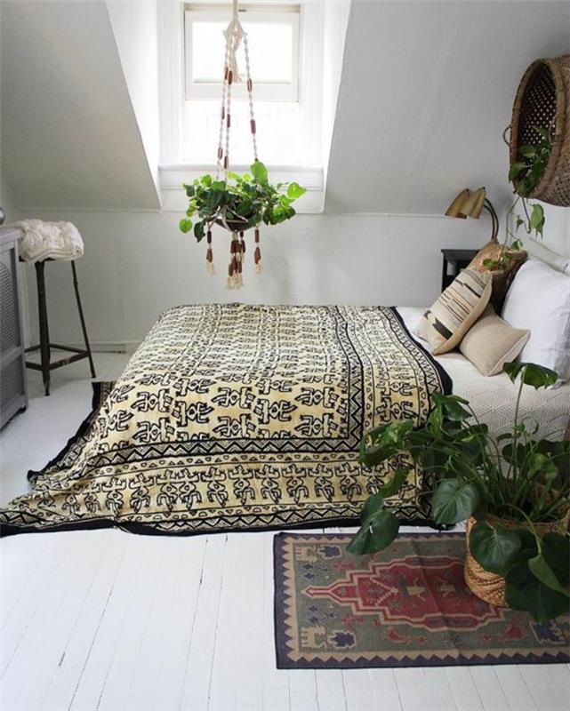 sovrumsdekoration under en exotisk sluttning, vita sängkläder, orientaliskt mönstrat överdrag, vit parkett, gröna hängande växter, orientalisk matta