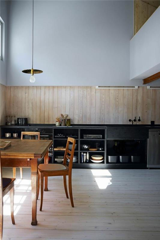 súčasné usporiadanie kuchyne, drevený stôl a stoličky a čierna úložná skrinka