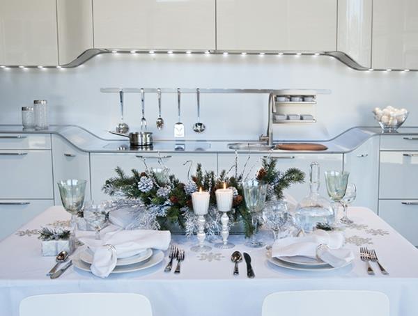 Julbord-dekoration-i-elegant-vitt