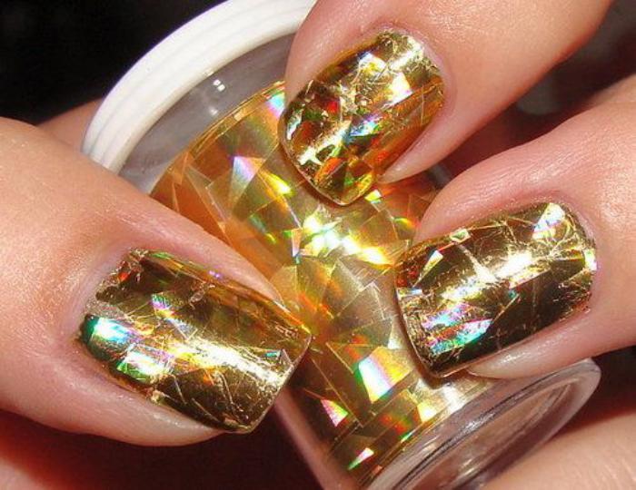 golden-nail-art-deco-with-gold-nail-folia