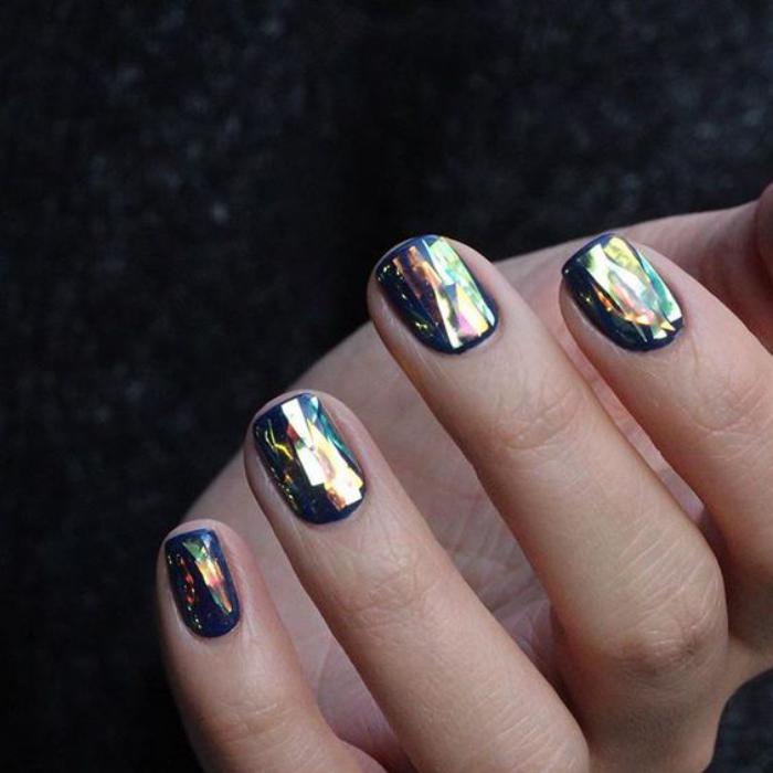 deco-nail-art-holografická-manikúra-krátke nechty