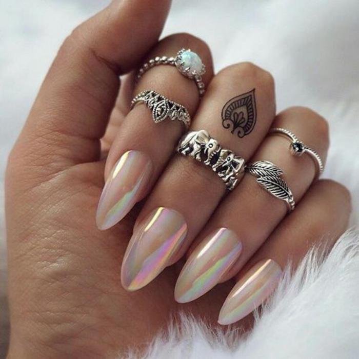 deco-nail-holografické-nechty-ostré-dizajn