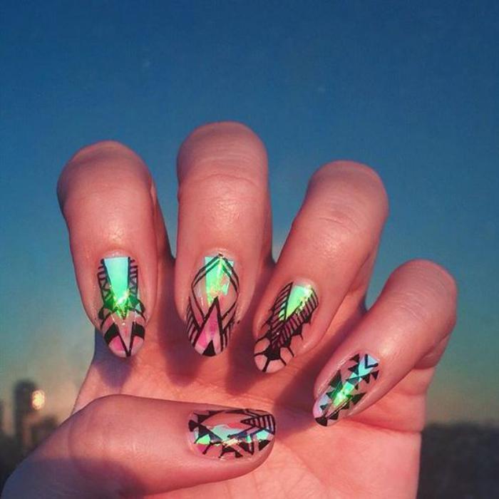 Deco-nail-art-rozbité-sklo-s-fóliami-a-design-na-nechty