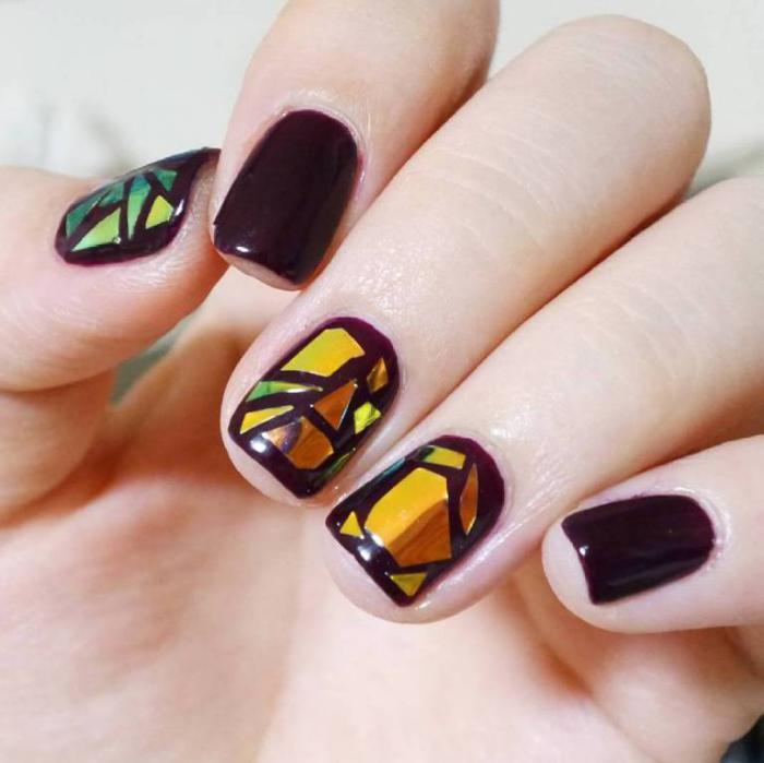 Deco-nail-art-broken-glass-on-black-nail