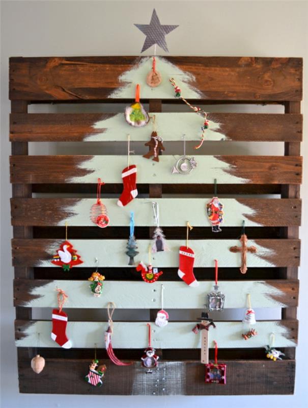 veľká drevená paleta s jedľou bielou, ponožkami, hviezdou, Santa Clausom, krížom, zázvorníkom