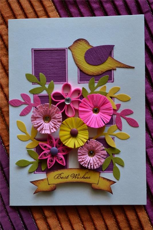 vtáčik v žltej a lila, papierové kvety v jarných farbách na ručne vyrobenej kartičke