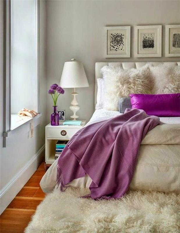 deko-obývačka-vo-svetle-purpurovej-farbe-purpurovo-purpurovej-posteli-postele