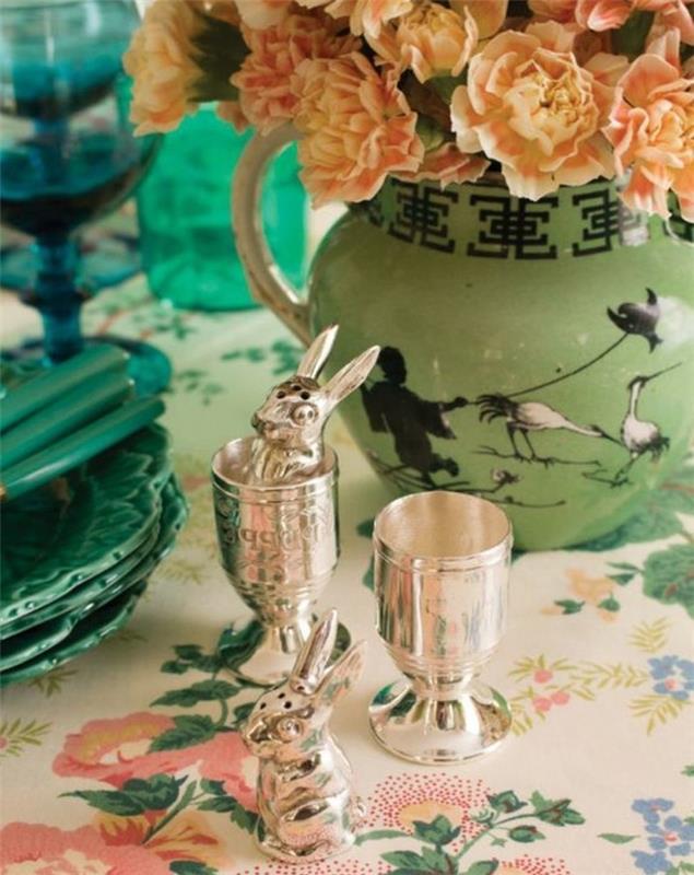 veľkonočné dekorácie-s-kvetinovým vzorom-a-veľkonočné zajačiky-vintage-deco-nápad