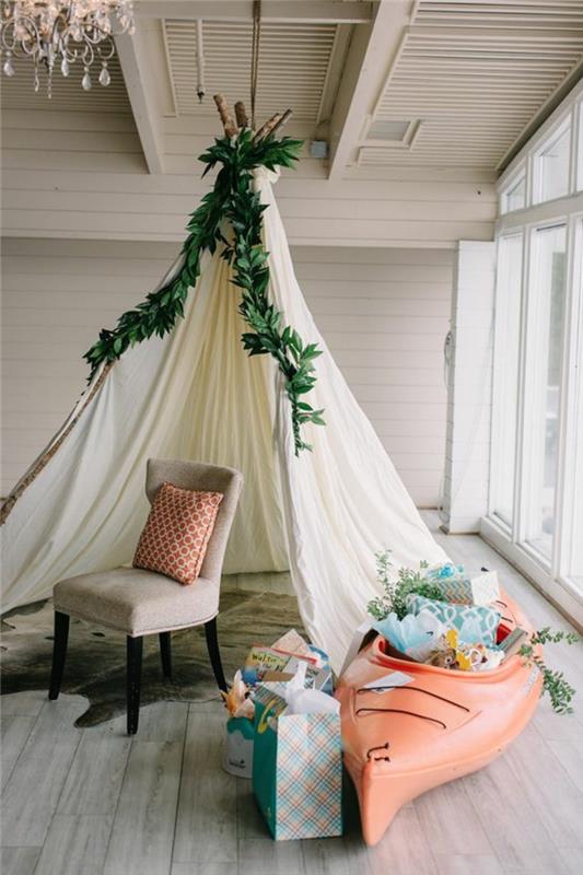glamping a rustikálna myšlienka dekorácie detskej sprchy, darčekový priestor s teepee