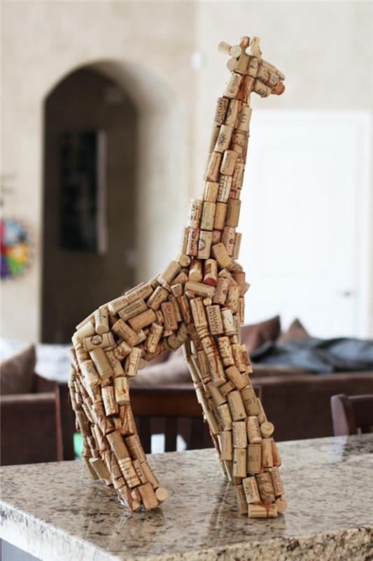 korkproppsdekoration, spektakulär giraffskulptur gjord med papper och korkar