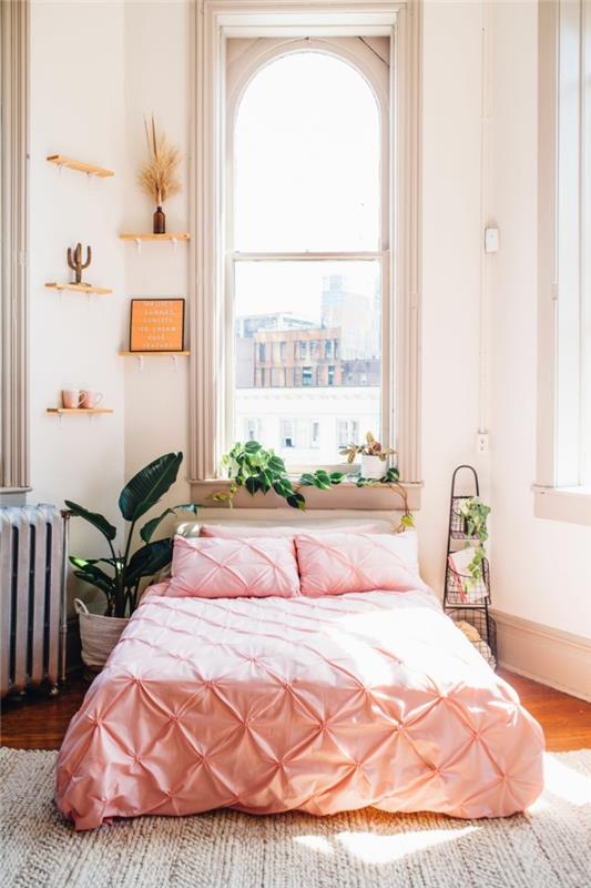 sängrosa i pulverrosa, små vägghyllor, liten dekorativ stege, vackert fönster, litet sovrum med romantisk inredning