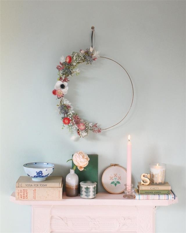 flickrums dekoration pastellrosa möbler dekorativt objekt ljusböcker låda vas skugga krans torra blommor DIY