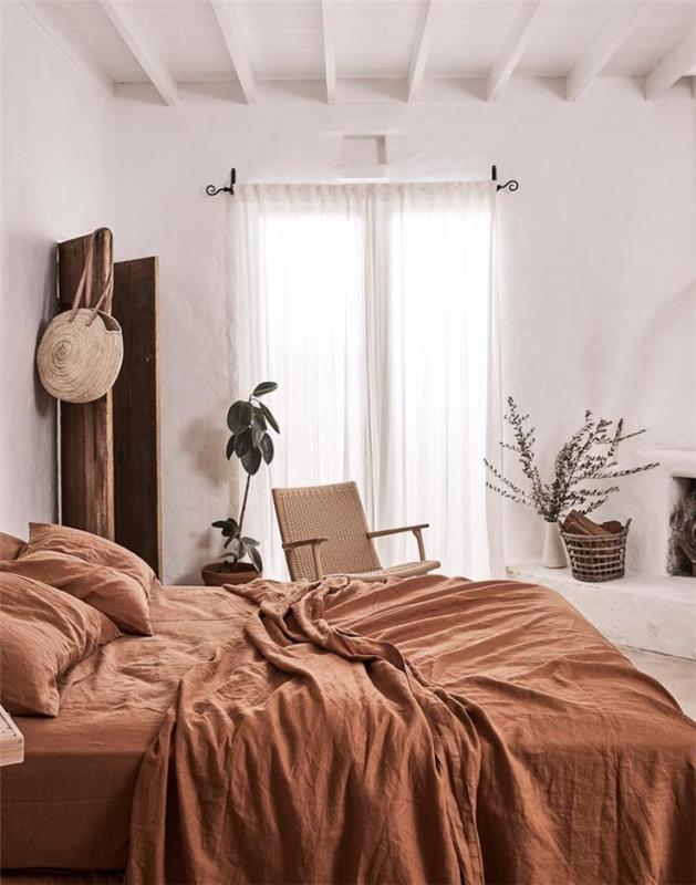 terakotová a biela dekorácia spálne dizajn škandinávsky boho spálňa dekoratívne drevené dvere biele drevené trámy strop kvetináč terakota