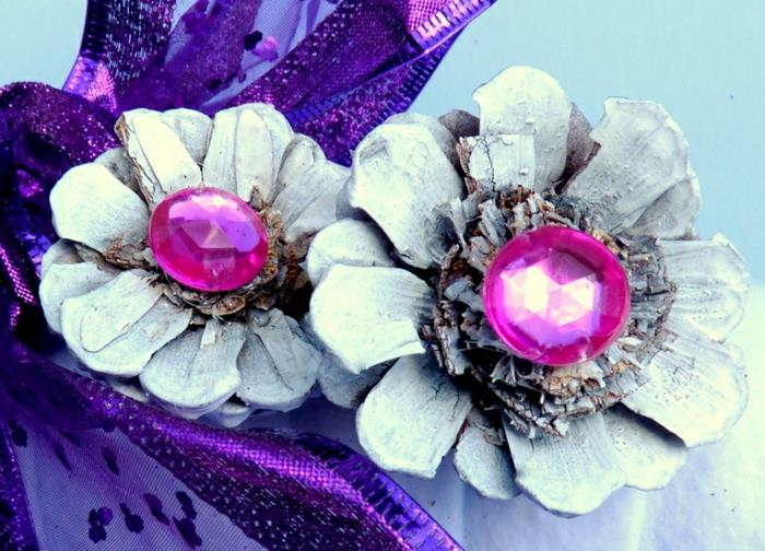 Juldekoration att göra, två DIY blommor med naturmaterial, små rosa pärlor och lila band