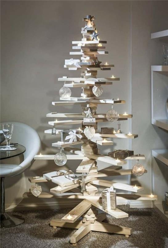 umelý vianočný stromček vyrobený z kúskov paliet, ktoré sú navzájom pribité sofistikovanými ozdobnými predmetmi v jasnom dosahu