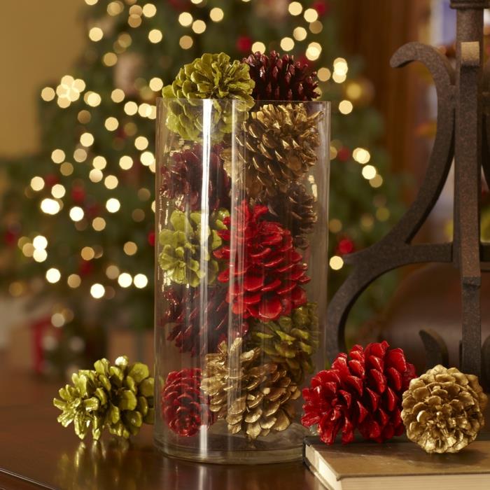 Vianočná dekorácia na vlastnú výrobu, sklenená váza plná dekoratívnych predmetov