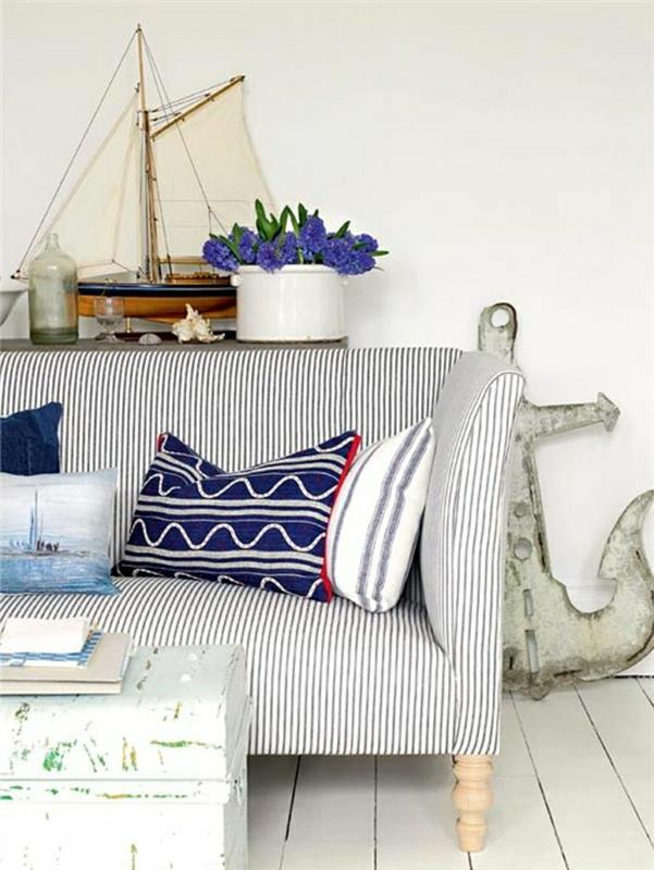 námorná dekorácia-obývacia izba-v-morskom štýle-morská pohovka-biela-modrá-čln-dekoratívna