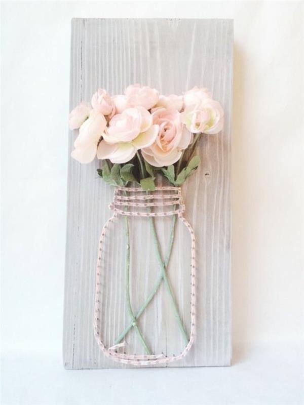 väggdekorpanel målad ljusgrå, burk med rosor, improviserad vas med rep