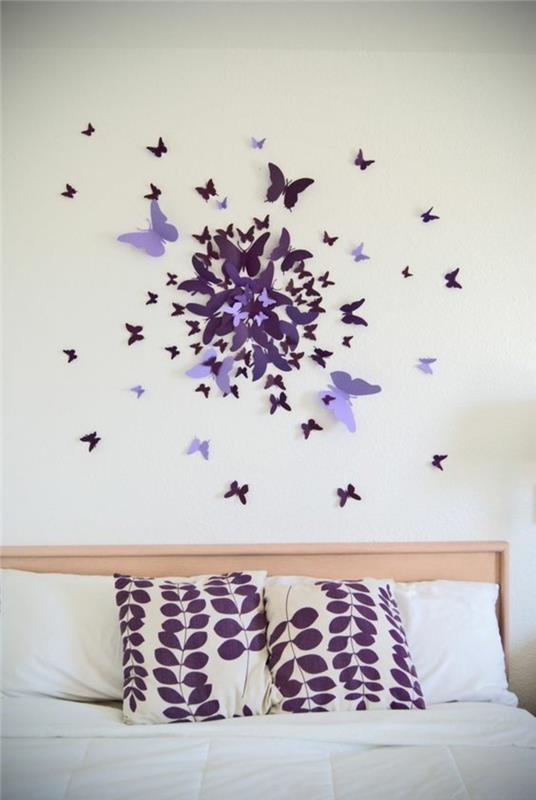 DIY sovrumsinredning, DIY papper fjärilar ovanför sängen på den vita väggen, blommönster kuddar