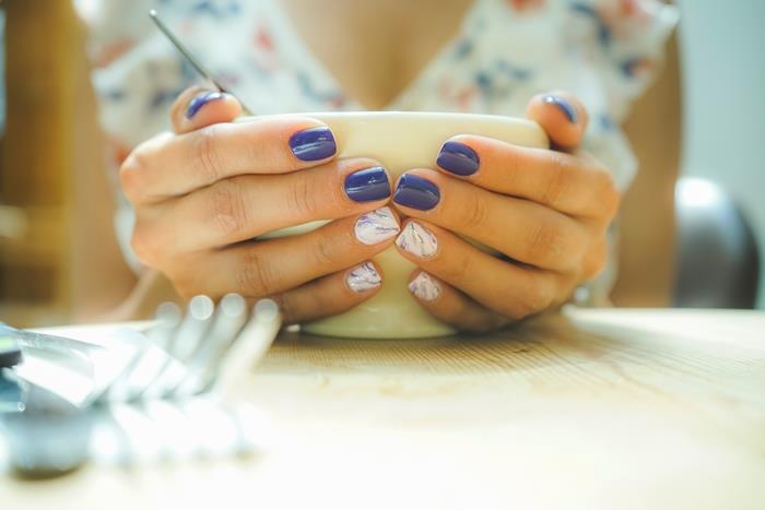 jednoduchá dekorácia nechtov dvojfarebná manikúra tmavomodré nechty nail art biely podkladový lak