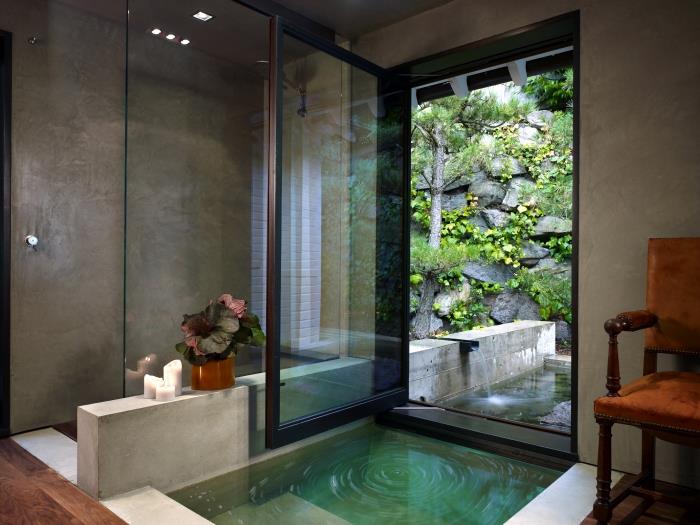 prírodný dizajn kúpeľne s umývadlom, moderný dizajn v zenovom štýle v šedej kúpeľni s podlahou z tmavého dreva