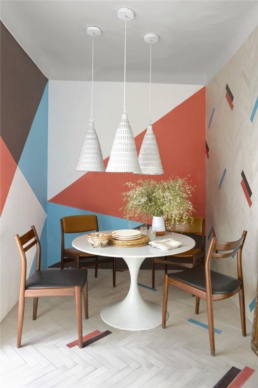 Dekorácia do jedálne malá biela okrúhla stolička na drevo trojuholníková závesná lampa v oranžovej farbe