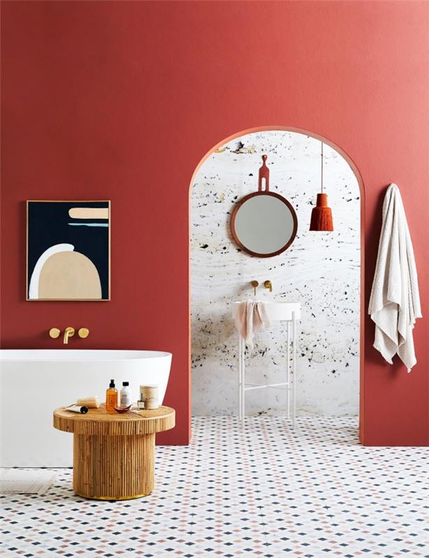 trendová výzdoba kúpeľne terakotová farba moderný štýl farebná dlažba biela podlaha drevený konferenčný stolík voľne stojaca vaňa