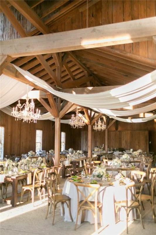 bröllop-rum-dekoration-i-ljus-trä-vit-duk-bröllop-bord-barock-ljuskrona