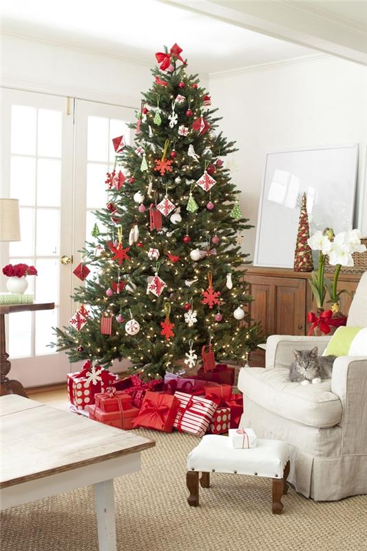 červená a biela vianočná téma dekorácia obývačky drevený nábytok biele kreslo najkrajšie ozdobené vianočné stromčeky