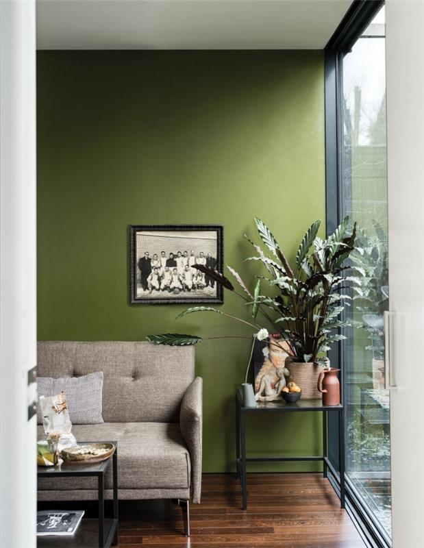 dekorácia obývačky zelená konferenčný stolík kovová farebná maľba trend obývačky 2021