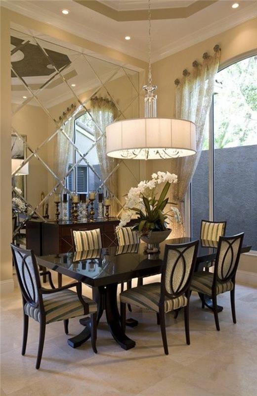 dekorera-vardagsrummet-med-en-dekorativ-vägg-spegel-spegel-stolar-och-bord-i-mörkt trä