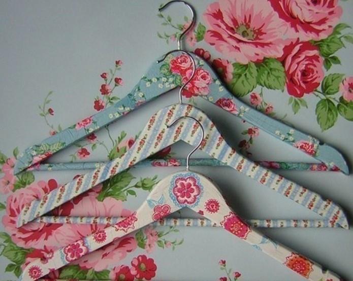 Decorare gli appendiabiti con decoupage di fiori، idea decorazione vintage، oggetti fai da te semplici