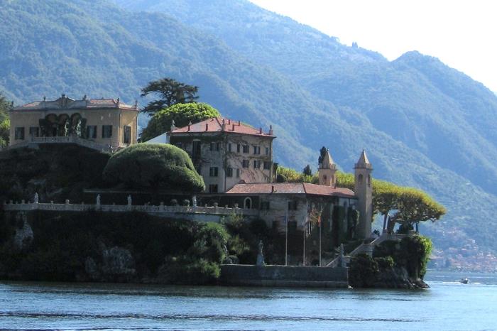 att-besöka-den-italienska-sjöarna-sjön-av-komma-routard-bellagio-italien-berg-ö