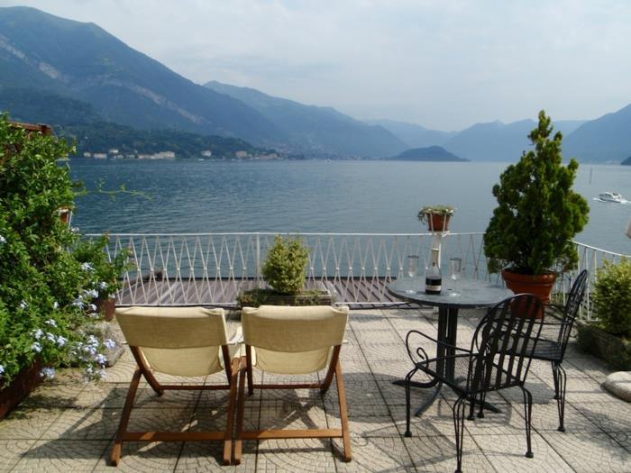 att-besöka-de-italienska-sjöarna-sjön-av-komma-routard-bellagio-italien-natur-vackra-utsikt-stolar