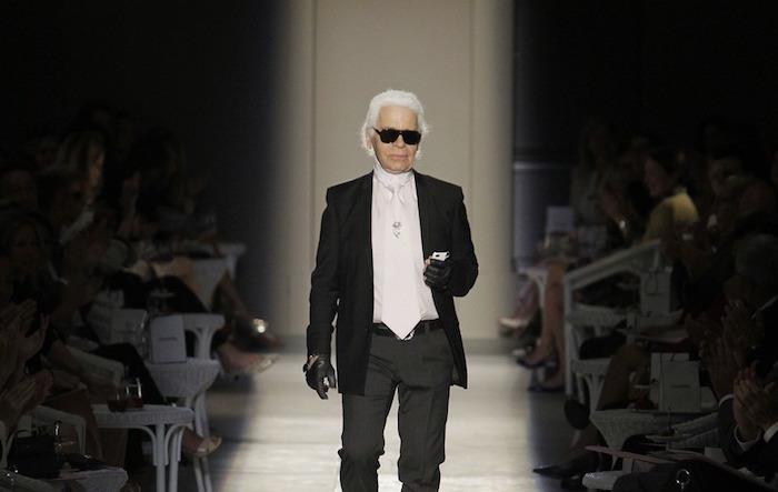 fotografia Karla Lagerfelda na móle po šou Chanel, ktorý zomrel 19. februára na rakovinu