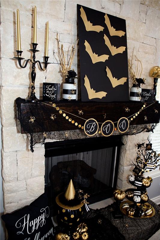 inredning, vardagsrum med beige stenväggar med svart eldstad dekorerad i krans och föremål i svart och guld för Halloween