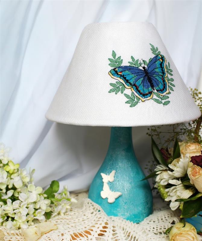 enkel DIY, lampa målad i blått med vita 3D -fjärilar, dekoration med konstgjorda blommor