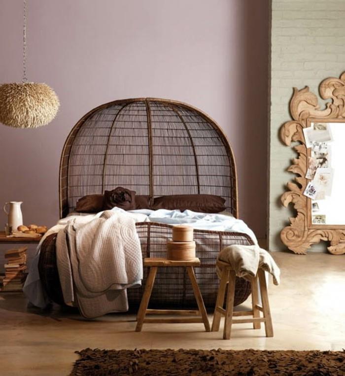 Afrikansk-deco-säng-i-halm-spegel-ottoman-trä