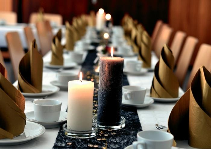 zorganizujte elegantnú narodeninovú oslavu, štýlové usporiadanie stola v bielej a čiernej farbe s jednoduchým skladaním obrúskov v zlatom obrúsku