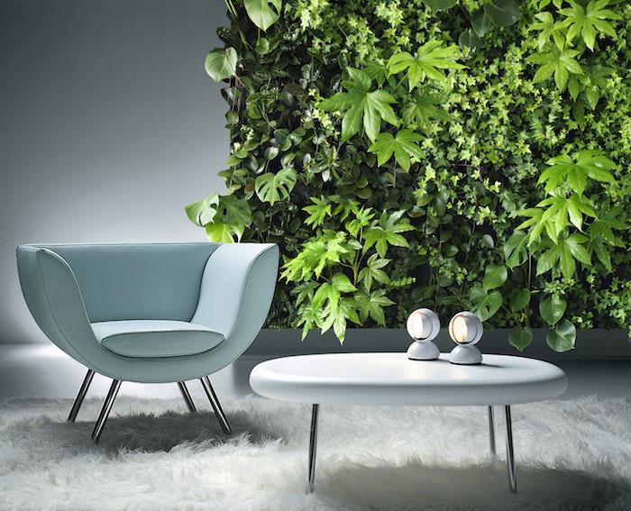 tropisk oas, kaffe och oval bord i vit, ljusblå läderstol, vit fuskpälsmatta, väggvegetation