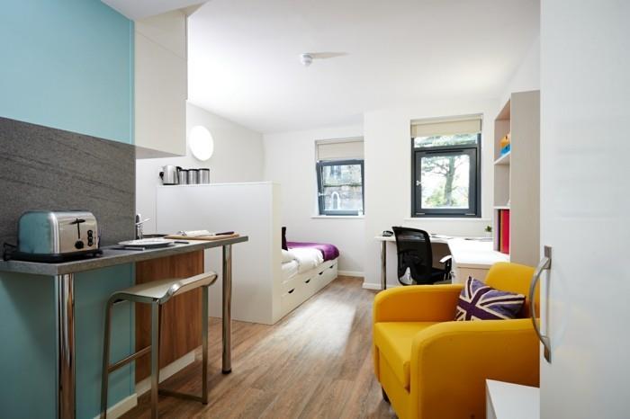 deko-apartmán-malý-priestor-štúdio-žlté kreslo-pohodlný-písací stôl