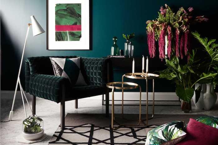 tropisk oas, klinkergolv imitation marmor, vardagsrum med mörkblå väggar, gröna växter, runt glas och kopparbord