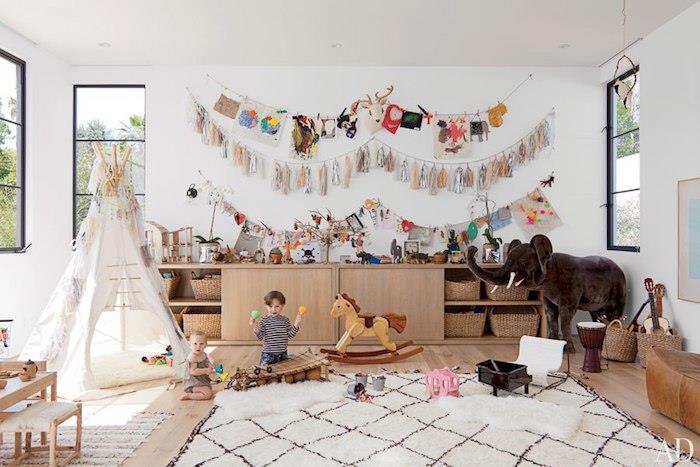 ديكور مع تيبي في غرفة النوم بخطوط سجاد أبيض وأسود ، خزانة ألعاب للأطفال ، خزانة تخزين داخلية جميلة