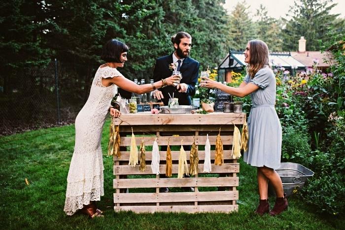 Rustik trädgårdsbarinredning för bröllop, drinkbar för att göra dig själv med pallar