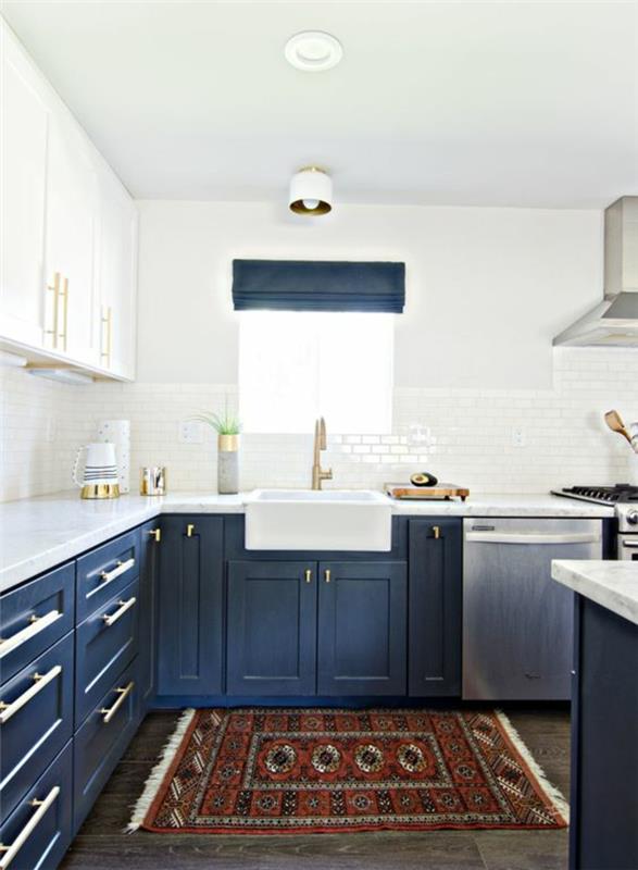 kačica modrá skrinka, kuchyňa s bielymi stenami, taupe dláždená podlaha, koberec v tehlovej, bielej a čiernej farbe, vysávač z nehrdzavejúcej ocele, ostrovček v kačacej modrej a bielej farbe
