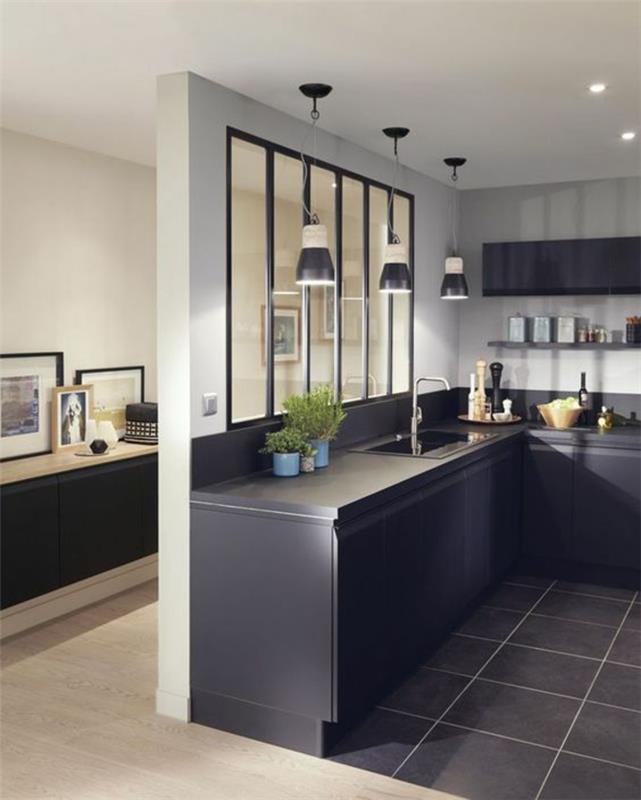 kačacia modrá kuchyňa, dekorácia kačacia modrá, kačacia modrá skrinka, sivá dláždená podlaha, kuchyňa otvorená do obývačky a vstupu, tri čiernobiele závesné svetlá, biely strop