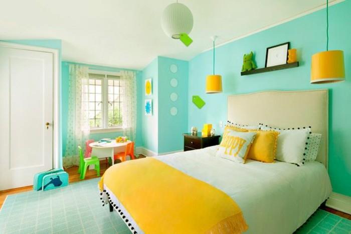 turkos sovrum, gult sänglinne, dekorativa kuddar, grön matta, små stolar